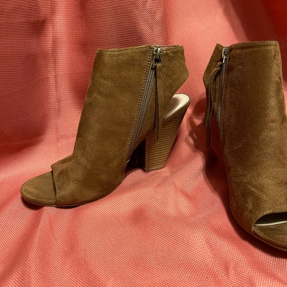 Brand New 11M coconuts heal with fringe - Picture 3 of 5